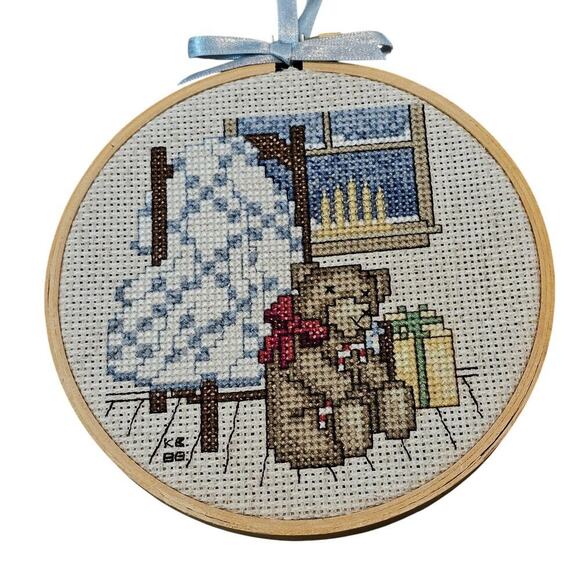 Vintage Teddy Bear Cross Stitch Picture Decor 80s White 5.25" Cottage Retro - Picture 1 of 8